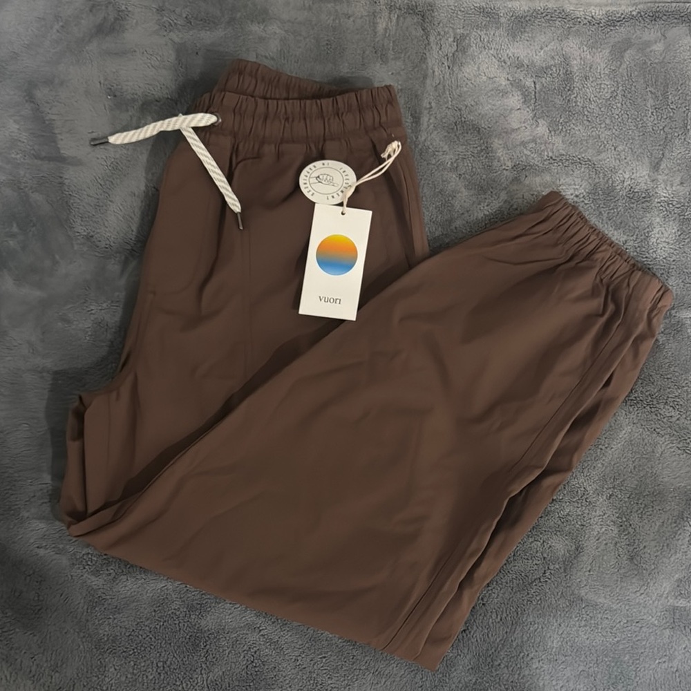 Vuori birch jogger brand new never worn with tags in the  color pepper